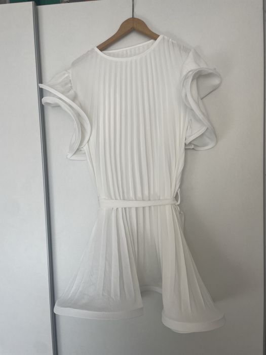 Biala sukienka z usztywnieniem