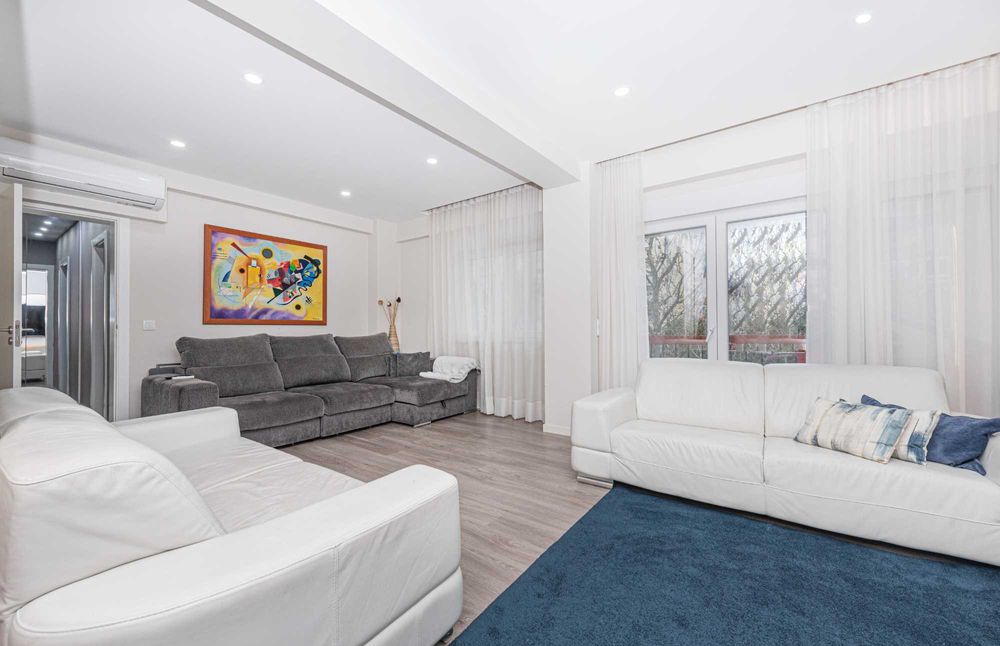 Sofá em pele. Bom estado