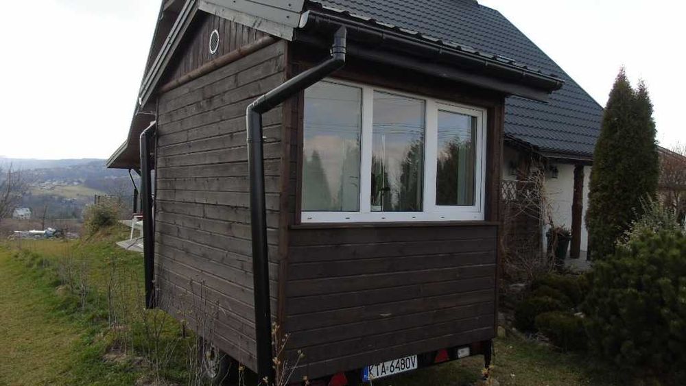 Kiosk na działalność na kółkach z tablicami ubezbieczeniem