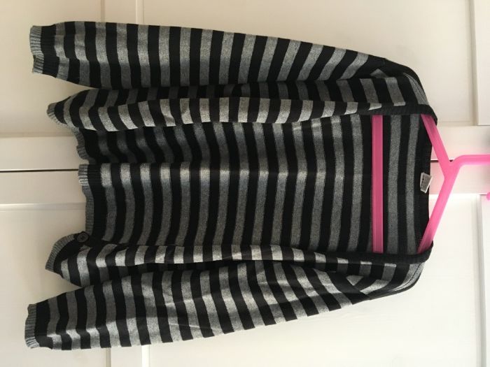 Sweter w czarno-szare paski, rozpinany.