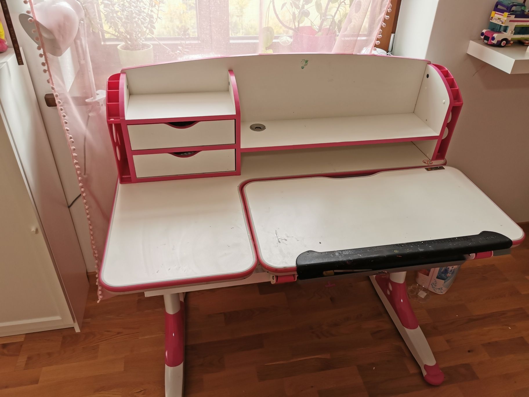 Biurko i krzesło rosnące z dzieckiem  Ergodesk Bologna, fotel Leader