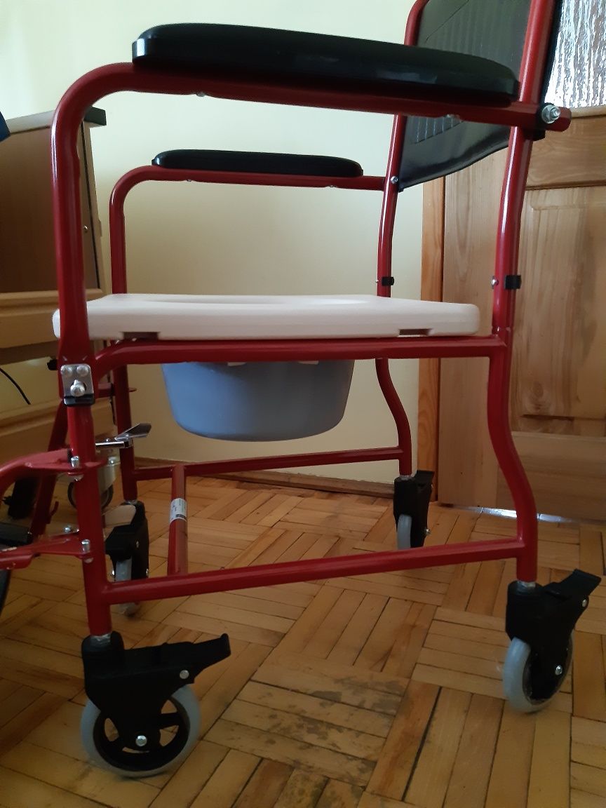 Krzesło rehabilitacyjne z siedziskiem i toaletą