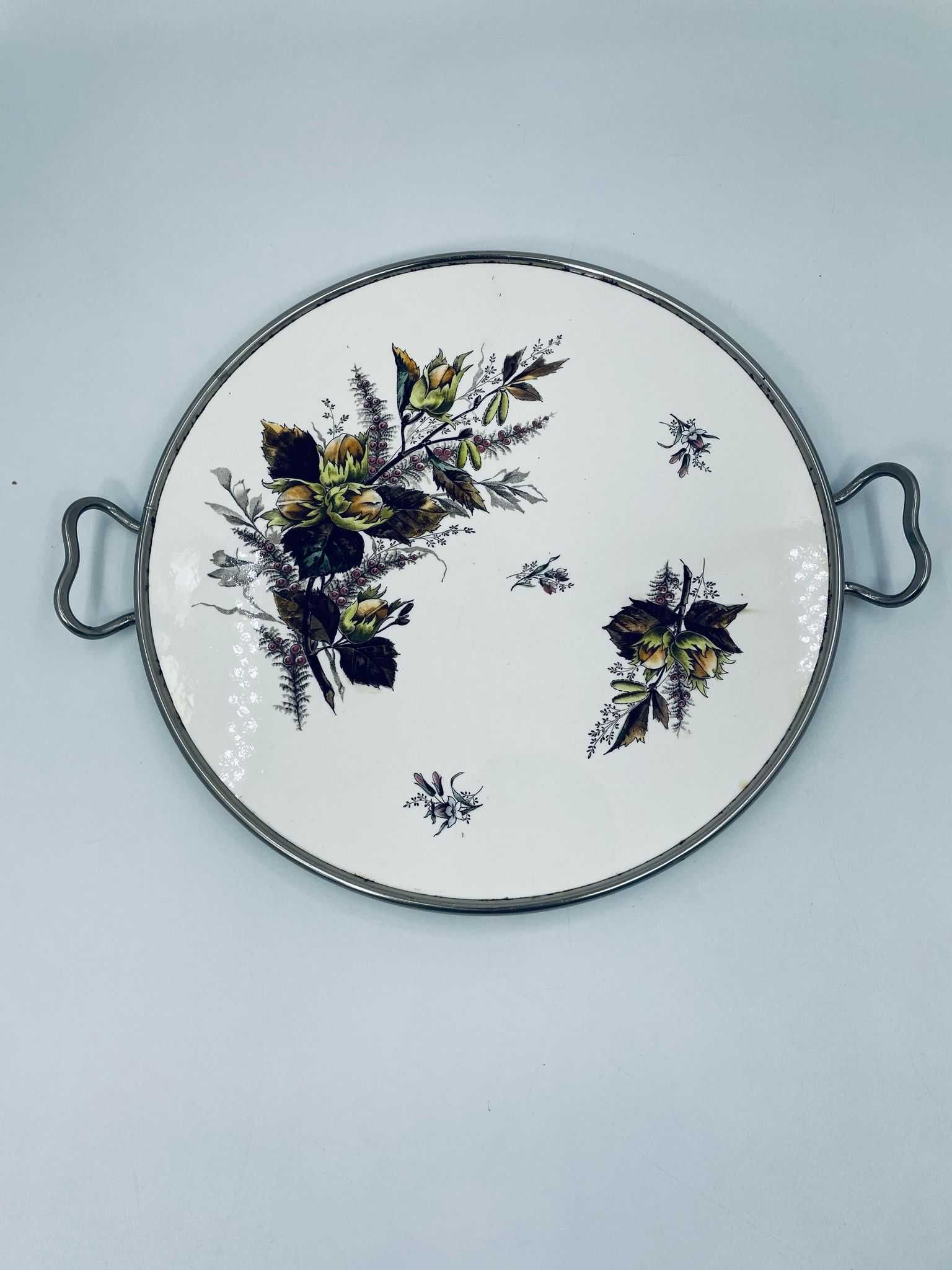 Taca, patera porcelanowa z motywem orzechów laskowych
