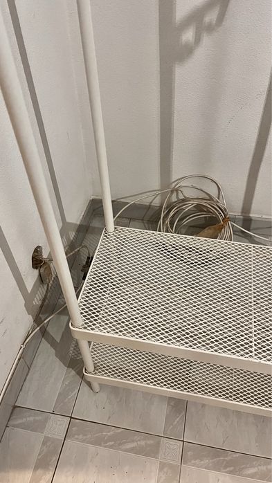 Cabide c/estante p/sapatos (Ikea: MACKAPÄR)