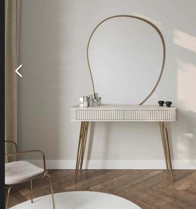 Piękna beżowa toaletka