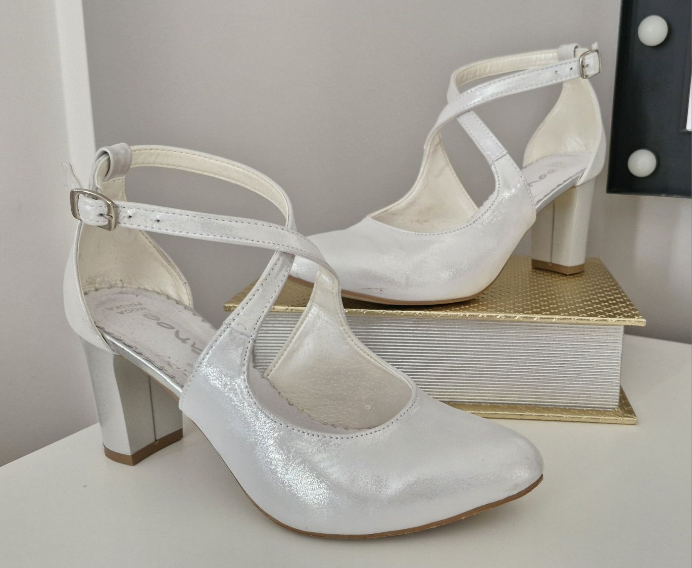 Srebrne skórzane buty czółenka na obcasie słupku studniówkowe 36