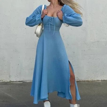 Сукня блакитна міді з розрізом на нозі та шнурівці по спині