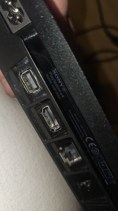 Playstation 4 slim z napedem 500 gb 2 pady gra stacja chłodząca