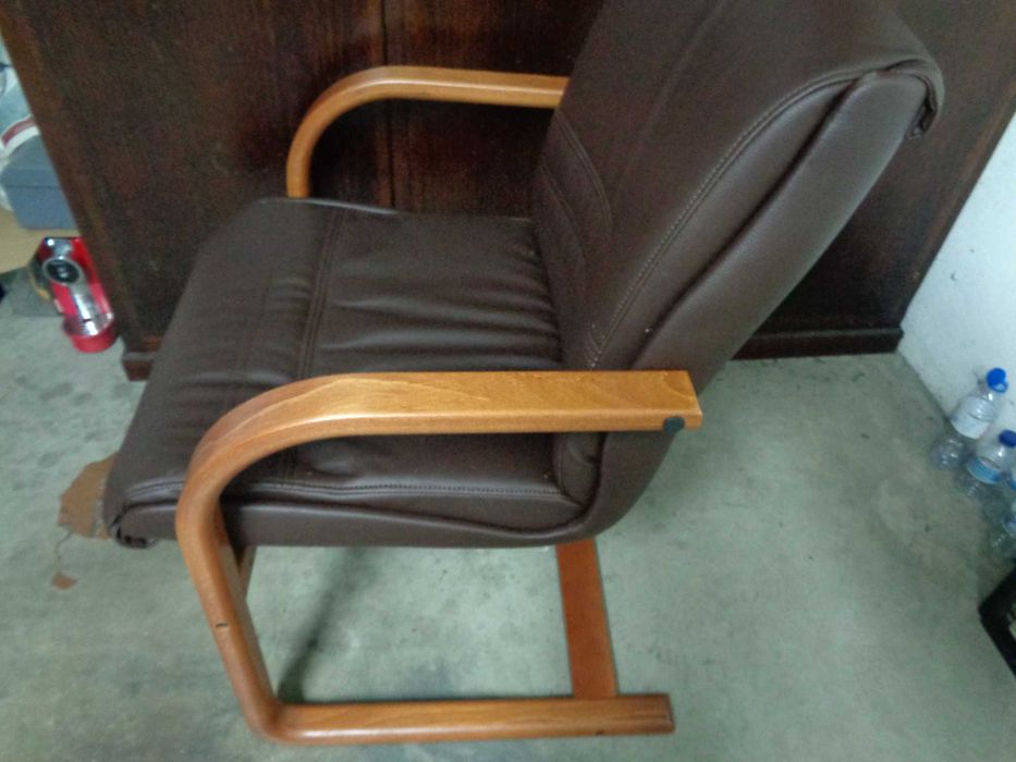 CADEIRAS pele e madeira (4)