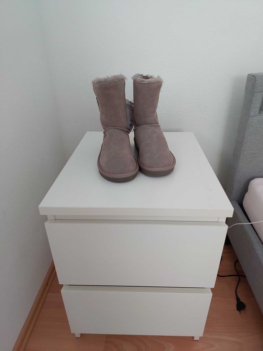 Натуральні  уггі  жіночі