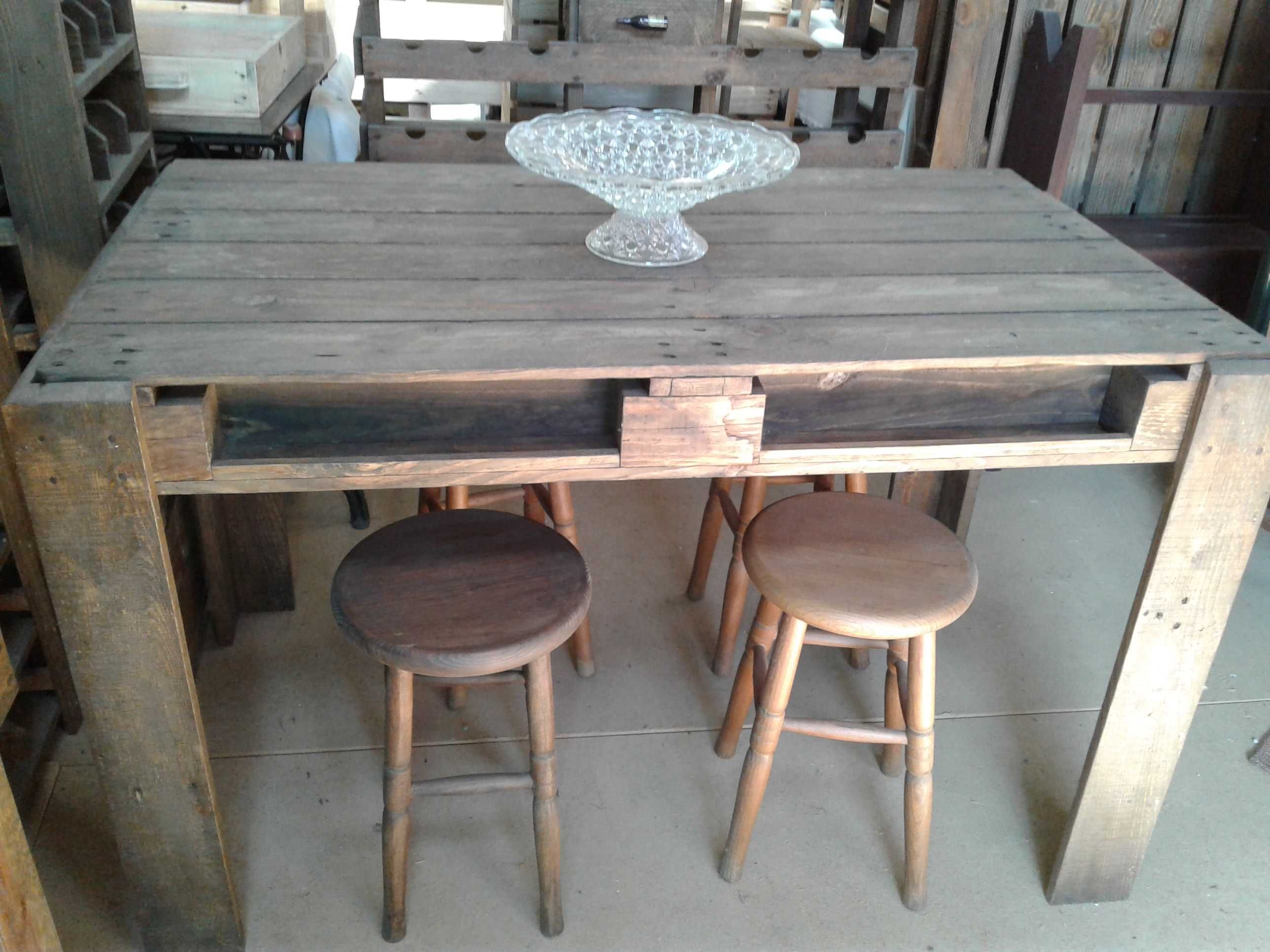 Mesa com bancos e garrafeira
