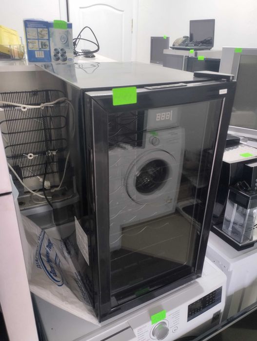 Винна Вітрина. Привезена з Європи.