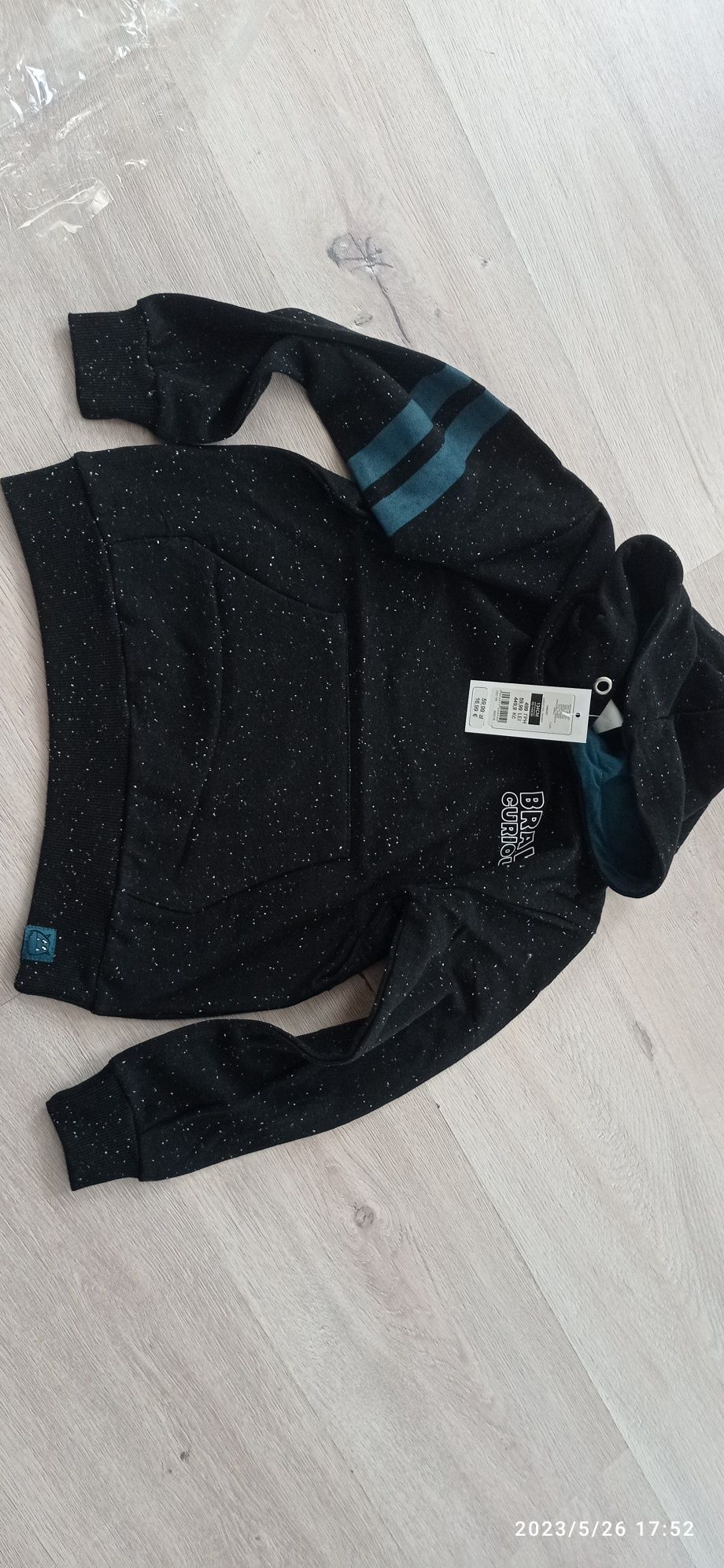 Bluza czarna chłopięca nowa z kapturem 134