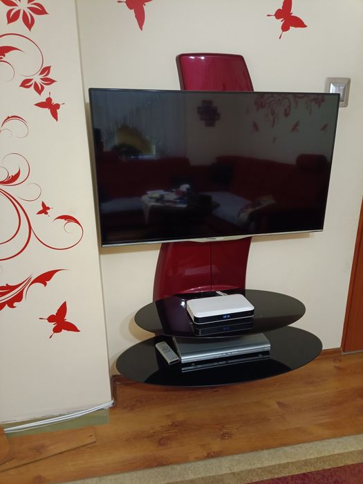 Uchwyt na telewizor z maskownicą