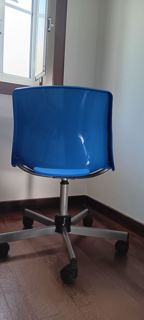 Cadeira de criança para secretária  em azul