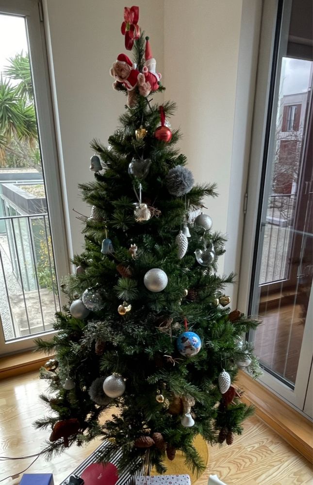 Árvore de Natal de 180cm, com luzinhas e enfeites