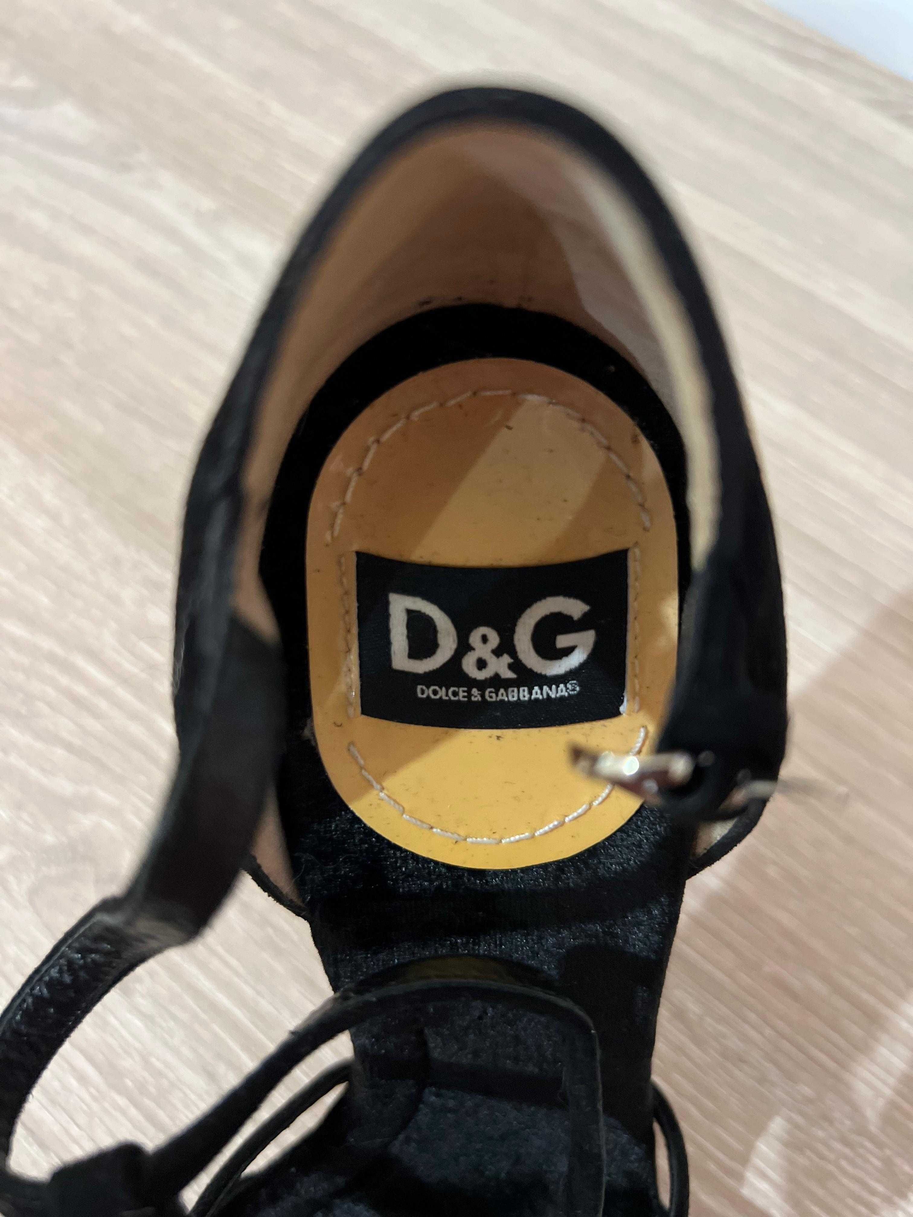 Sandália em pele D&G Originais.