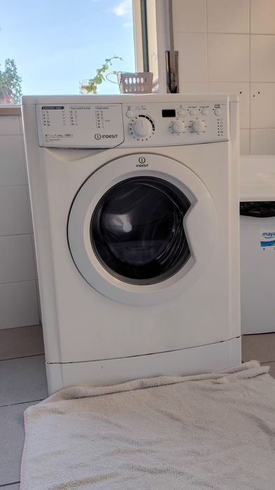 Máquina de Lavar Indesit

Máquina de Lavar Roupa Indesit – 6 kg – 1000