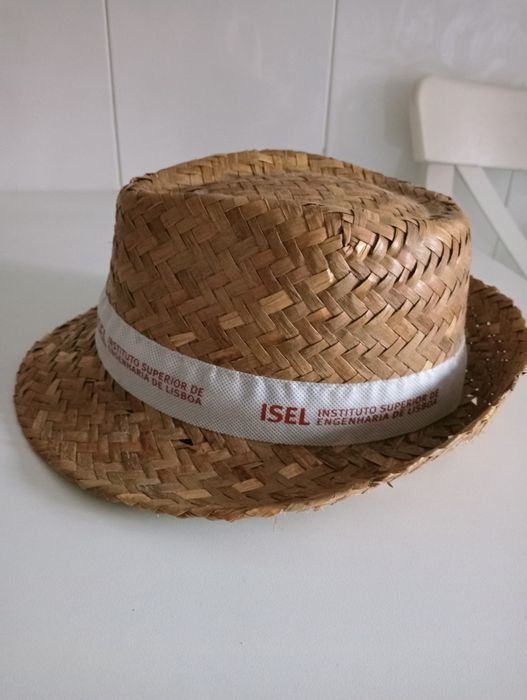 Chapéu de verão alusivo ao ISEL