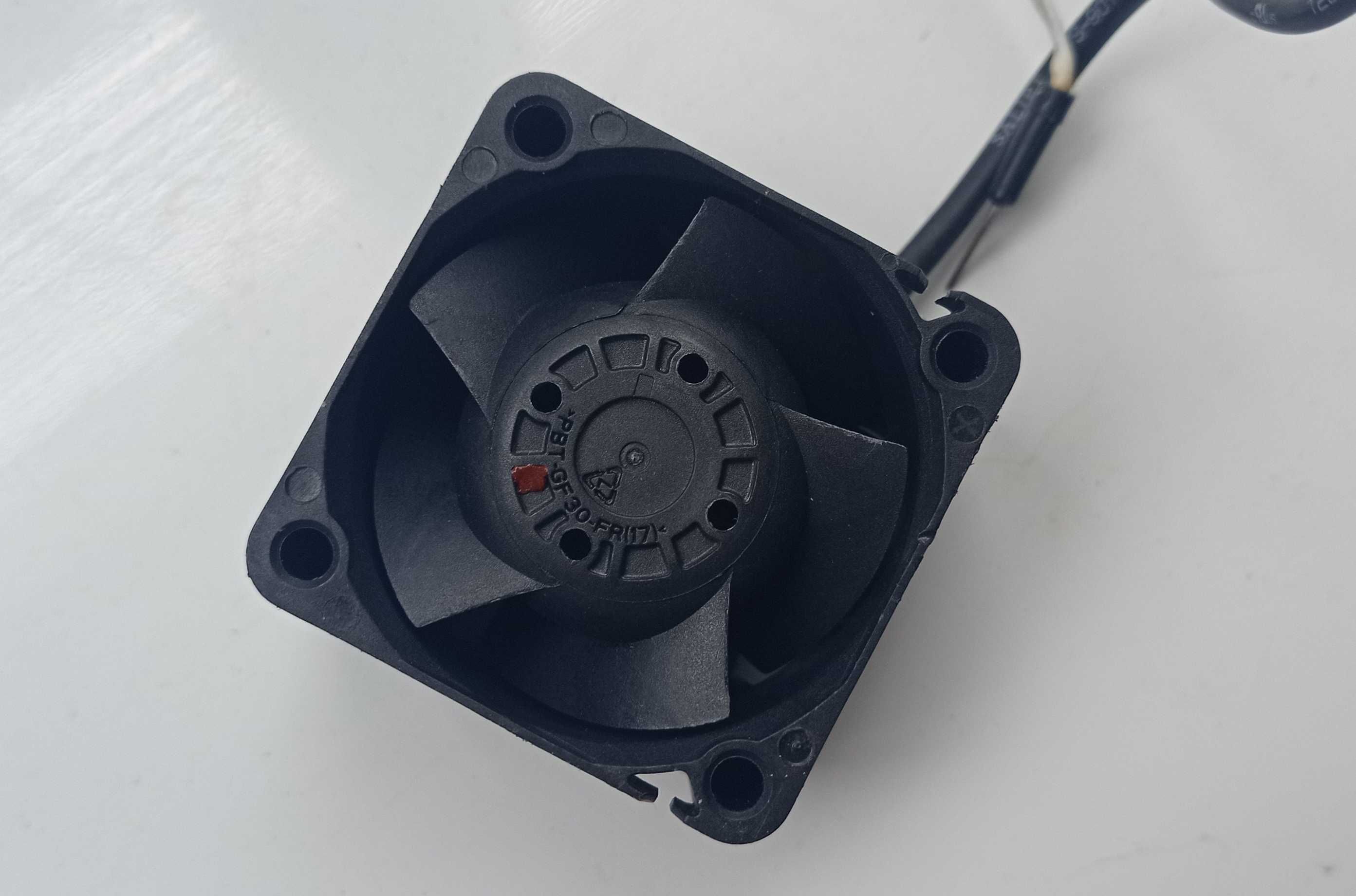 Миниатюрный серверный кулер вентилятор 12В 0,5А 40мм 30мм 80мм