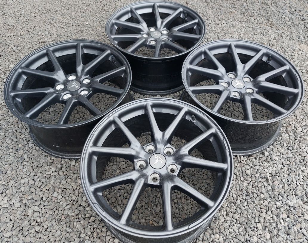 5 114,3 R18 Tesla Model 3 Model Y