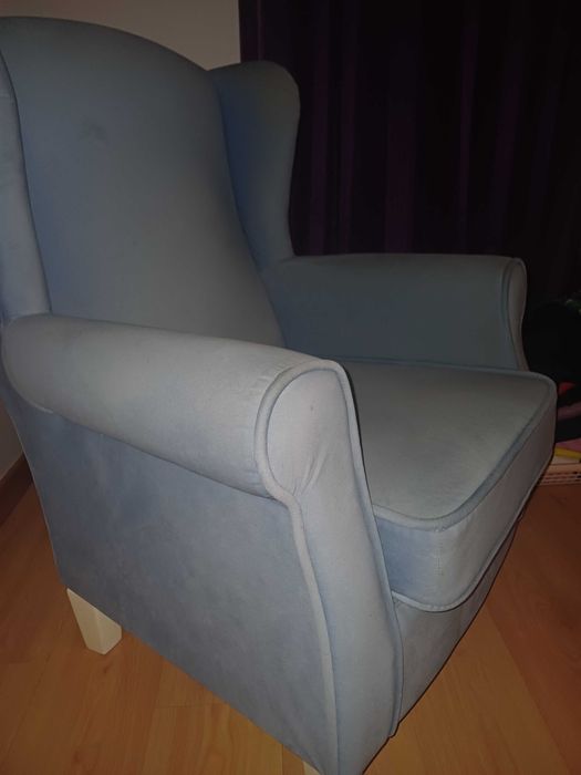 Cadeirão azul de amamentação