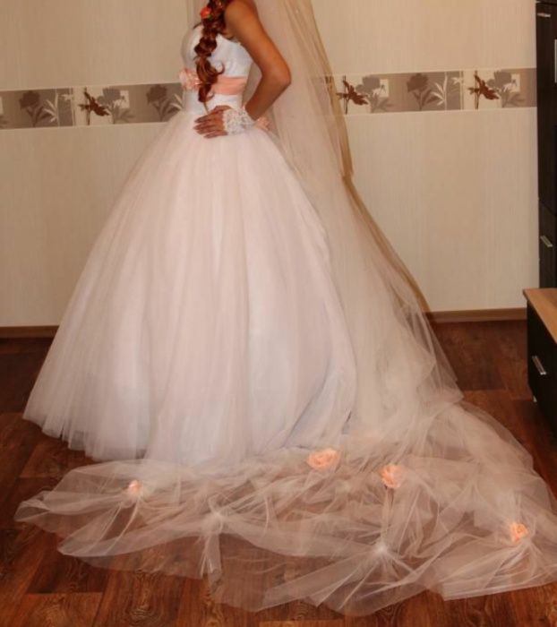 Весільна сукня зі зʼємним шлейфом