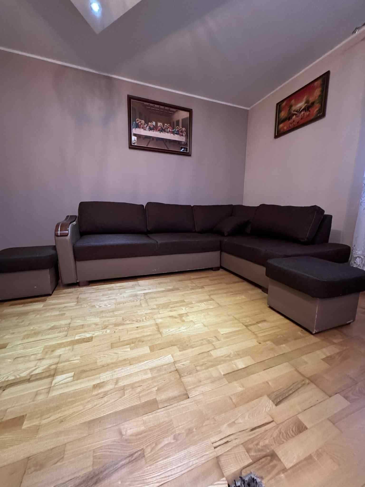 Narożnik z pufami .