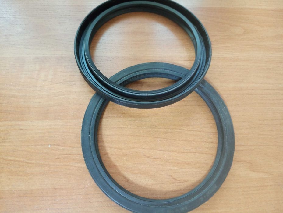 Сальники армированные 114х145х15, 130х160х14/16, манжет 150х180х15 мм.