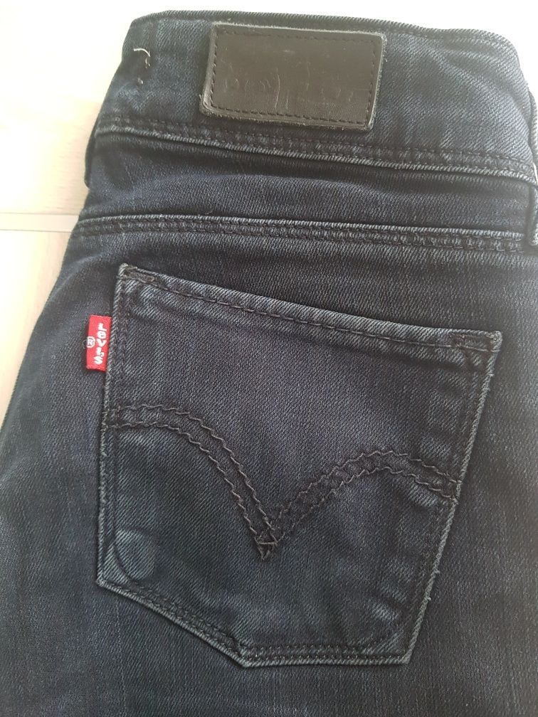 Sppdnie LEVIS czarne rurki. rozm S.