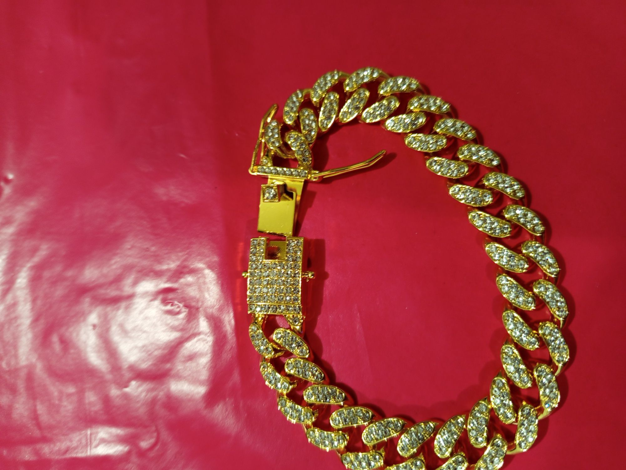 Pulseira dourada grossa.