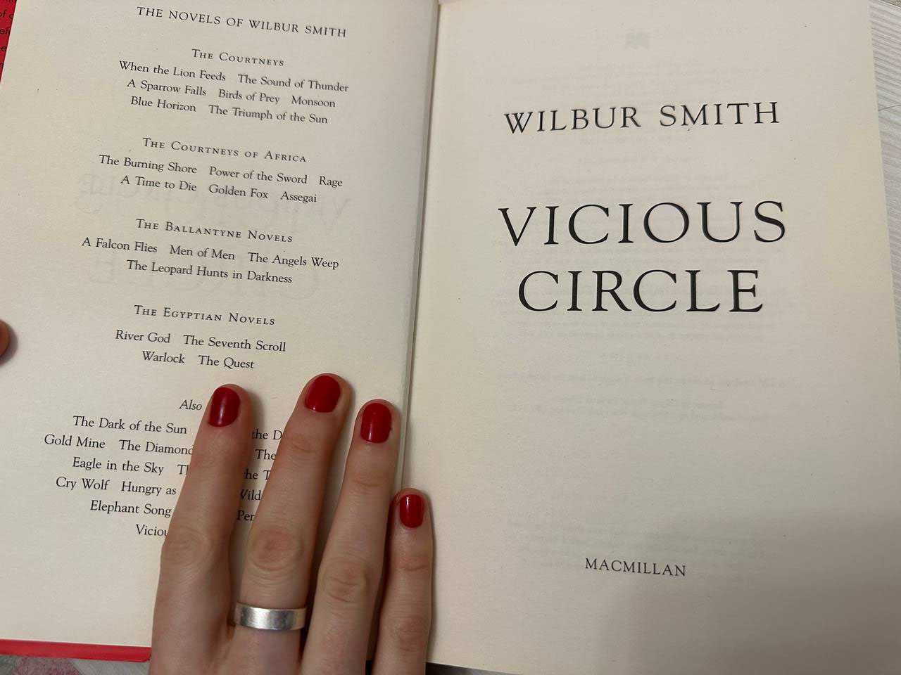 Фантастичний роман Wilbur Smith "Vicious Circle" (англ.)