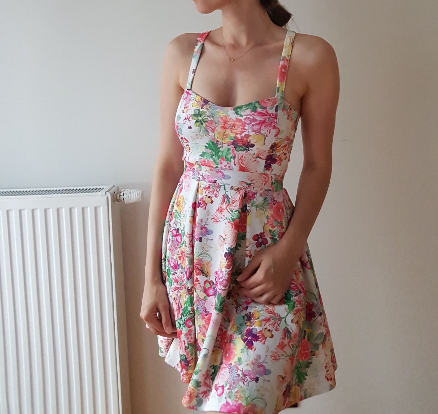Sukienka mini w kwiatki na ramiączkach S 36 lato