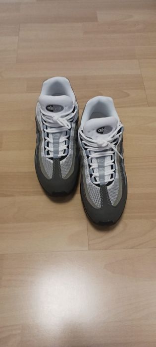 Nike Air Max 95 nas cores preto branco e cinzento