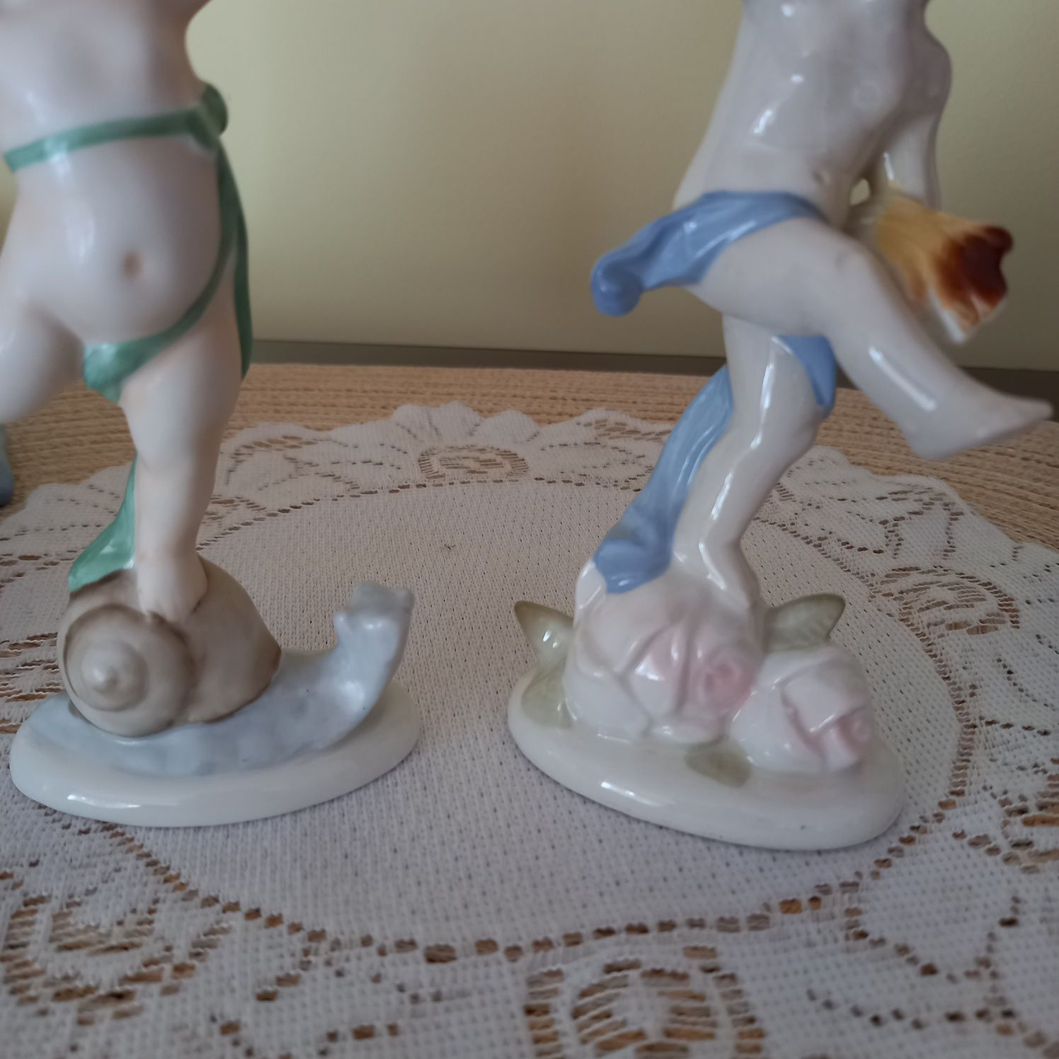 Dwie figurki porcelanowe putto syg.