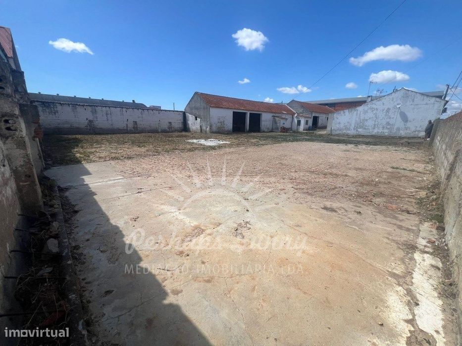 Terreno para Construção com 2 Armazéns