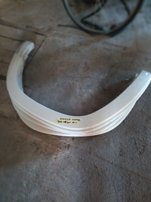 Dodge Ram grill koła