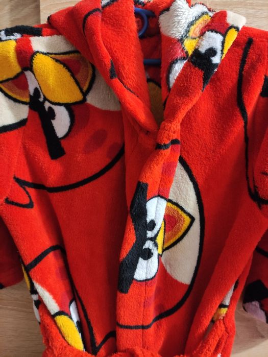 Гарненький тепленький халатик на дівчинку.В гарному стані.