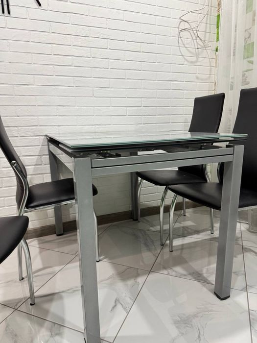 Кухонный стол и стулья