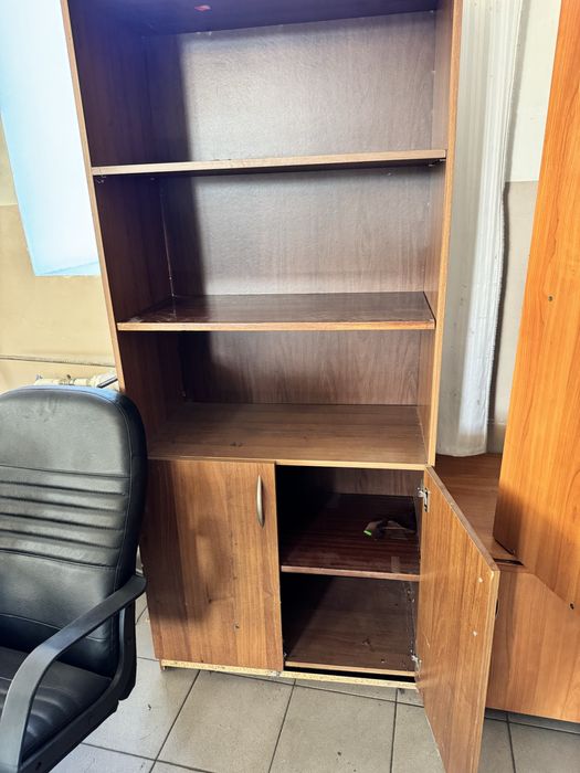 Шкаф с двумя полками и дверцами .