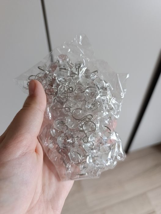 Firana z zasłonami i dekoracjami