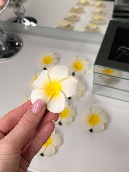 Kwiat orchidea storczyk biały spinka do włosów na wakacje