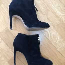 Botim preto (Zara)