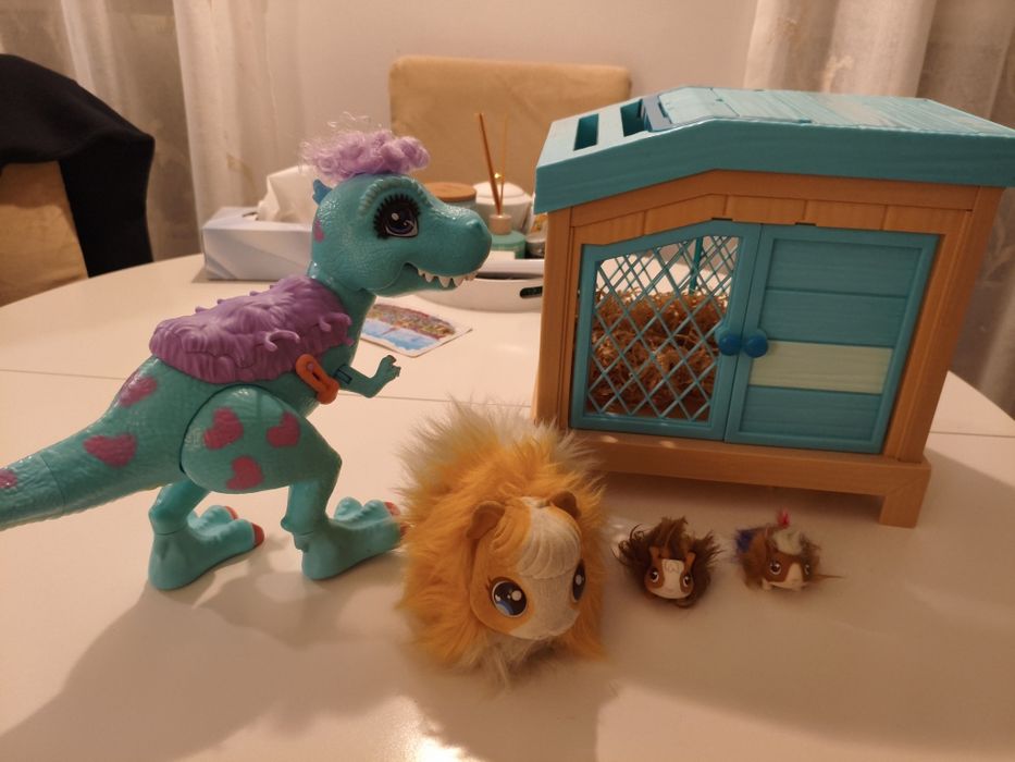 Świnki morskie z klatką i dinozaurem