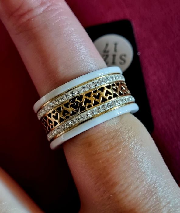 Anel dourado e branco, em aço, com corações e zirconias. T17