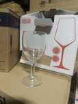 kieliszki do wina oraz Prosecco