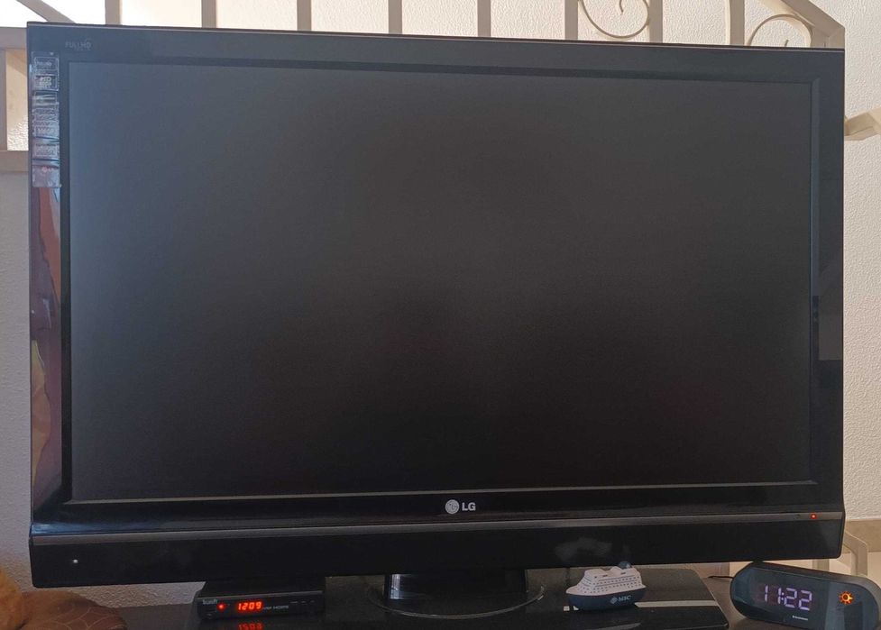 Televisão LG toda preta