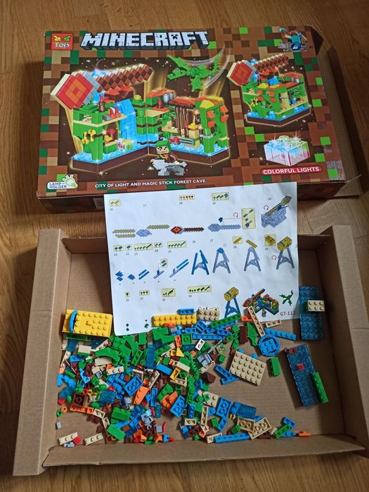 Набір дитячих іграшок та конструкторів