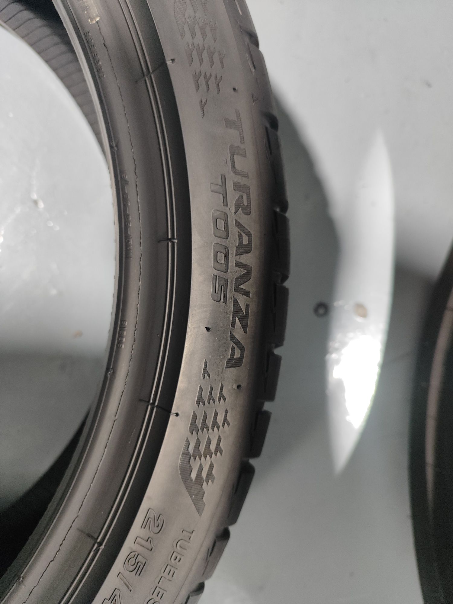 2 pneus semi novos 215-40R18 Bridgestone - Oferta dos Portes
