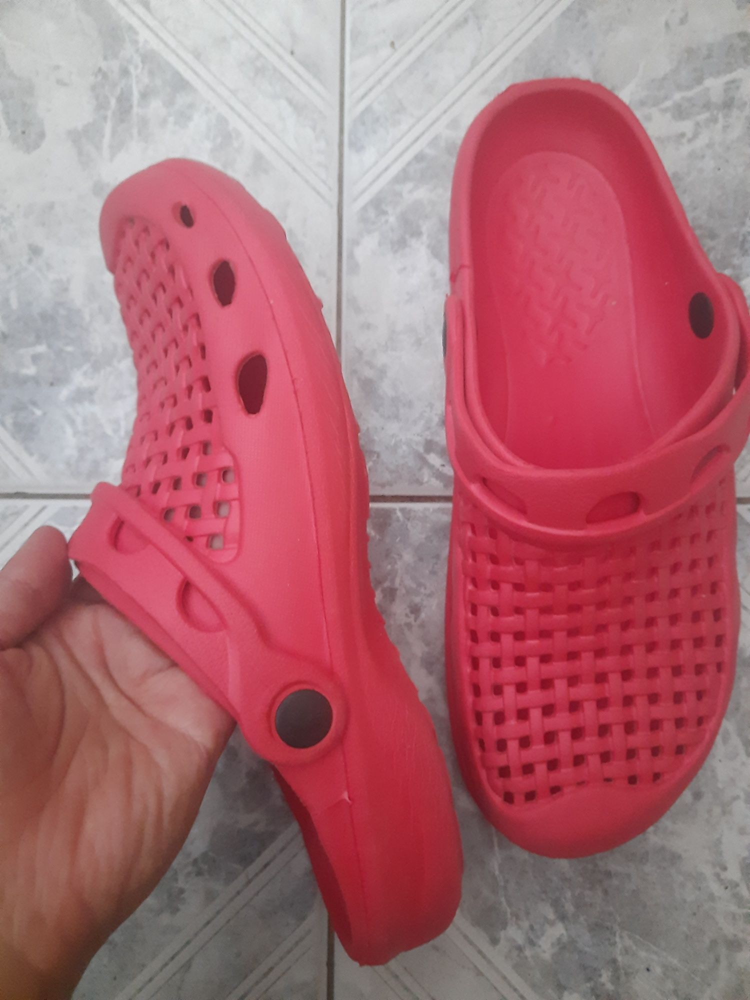 Czerwone buty ogrodowe